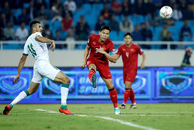 Quế Ngọc Hải phá bóng trong trận gặp đội tuyển Iraq tại vòng loại World Cup 2026