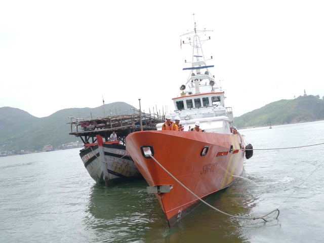 Tàu SAR 412 đang lai dắt tàu cá Quảng Ngãi bị hỏng máy vào bờ - Ảnh 1.