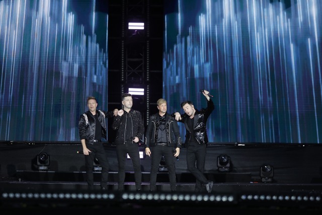 Concert Westlife tại TP.HCM đêm 21.11: giọng hát đỉnh cao, ban tổ chức bị 'phốt' - Ảnh 1.