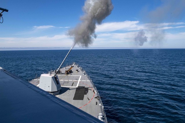 Tàu chiến Mỹ tại biển Đỏ bắn hạ nhiều UAV phóng từ Yemen - Ảnh 1.