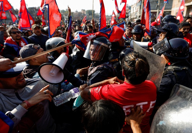 Hàng chục ngàn người biểu tình đụng độ dữ dội với cảnh sát tại Nepal - Ảnh 1.