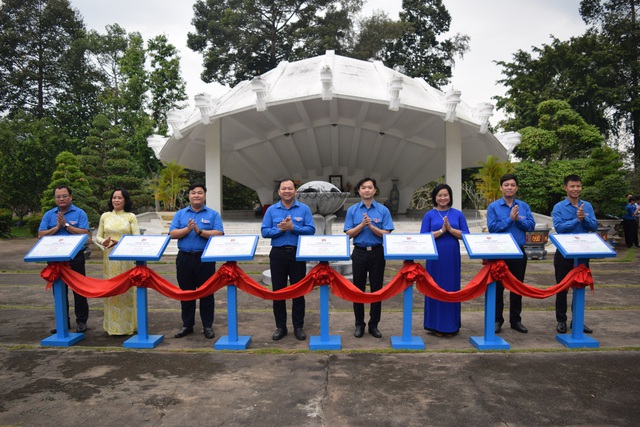 Bí thư T.Ư Đoàn Nguyễn Minh Triết tặng 3 công trình số hóa cho tỉnh Đồng Tháp - Ảnh 3.