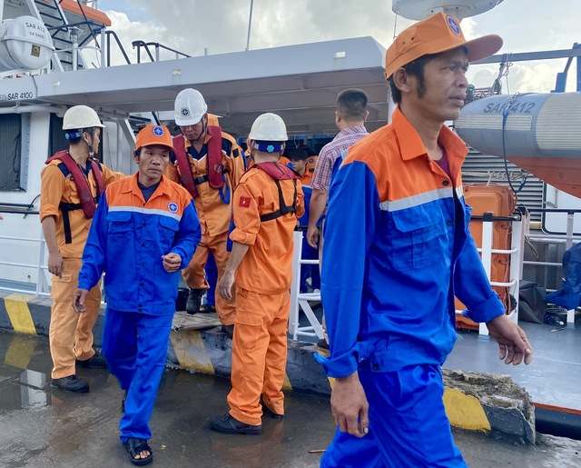 39 ngư dân Quảng Ngãi gặp nạn trên biển vào đất liền an toàn - Ảnh 2.