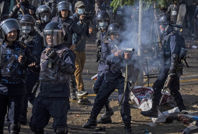Hàng chục ngàn người biểu tình đụng độ dữ dội với cảnh sát tại Nepal - Ảnh 2.