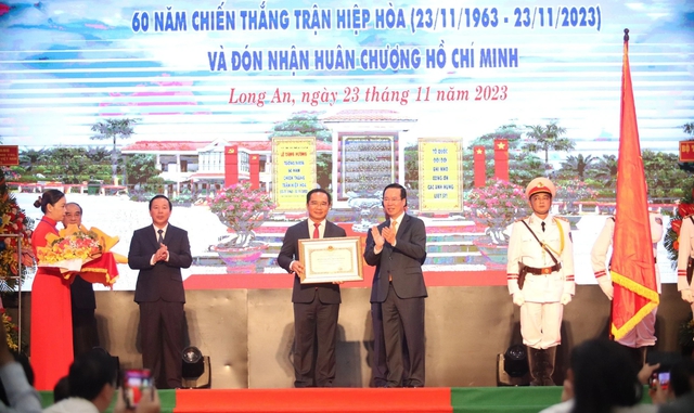 Long An nhận Huân chương Hồ Chí Minh và kỷ niệm 60 năm chiến thắng Hiệp Hòa - Ảnh 1.