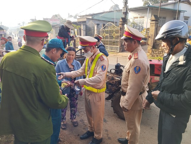 Lo xe công nông gây tai nạn mùa cà phê, CSGT dán decal phản quang cho dân  - Ảnh 2.