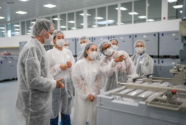 Hoa hậu Thiên Ân khám phá quy trình sản xuất nhà máy collagen hàng đầu tại Đức - Ảnh 1.