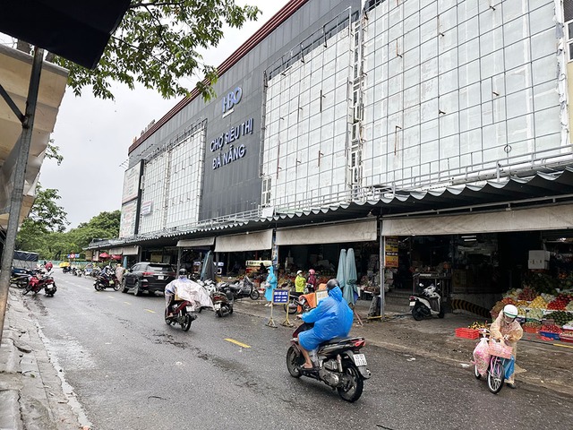 Từ đơn thư bạn đọc: Nguy cơ đóng cửa chợ, hơn 500 tiểu thương kêu cứu - Ảnh 1.