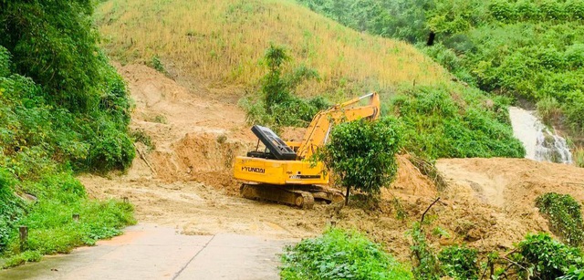 Giao thông ở miền núi Quảng Ngãi vẫn còn bị chia cắt do sạt lở - Ảnh 2.