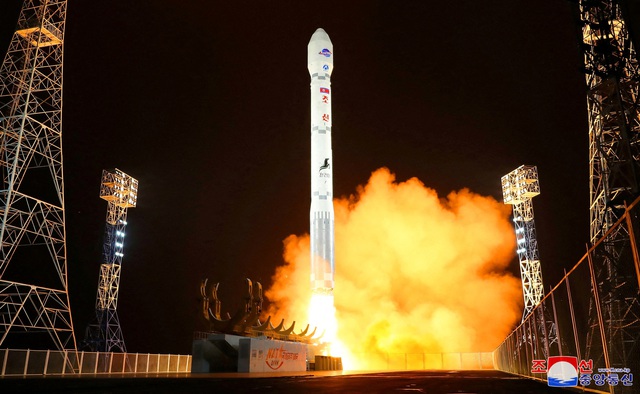 Ông Kim Jong-un ca ngợi vệ tinh do thám vừa phóng là ‘người bảo vệ không gian’ - Ảnh 1.