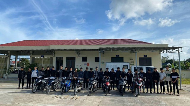 Quảng Ngãi: 35 thanh thiếu niên cầm hung khí đi xe máy náo loạn trên đường - Ảnh 1.