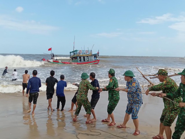 Ứng cứu tàu cá của ngư dân Thanh Hóa mắc cạn, suýt chìm ở biển Cửa Việt - Ảnh 1.