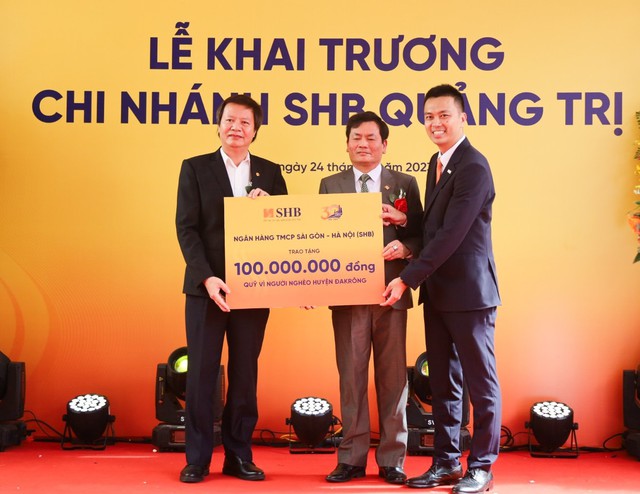 Tặng 100 triệu đồng cho huyện nghèo Quảng Trị - Ảnh 1.