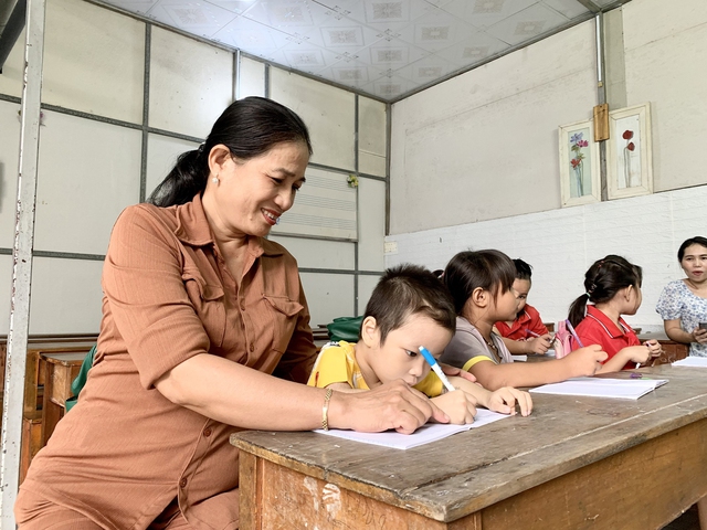 Bà chủ trọ mở lớp học tình thương, không tăng giá phòng nhiều năm - Ảnh 2. Bà chủ trọ mở lớp học tình thương, không tăng giá phòng nhiều năm - Ảnh 2.
