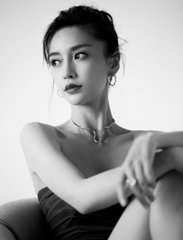 Angelababy lộ diện sau ồn ào đi xem show diễn 18+ của Lisa - Ảnh 2. Angelababy lộ diện sau ồn ào đi xem show diễn 18+ của Lisa - Ảnh 2.