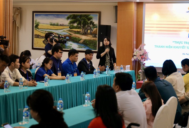 Bà Đinh Thị Thụy trao đổi thông tin tại hội thảo