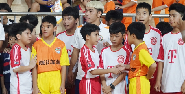 Cao Văn Triền, Hà Đức Chinh giao lưu bóng đá với các cầu thủ nhí  - Ảnh 2.