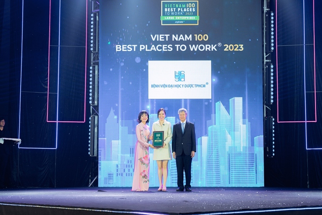 Bệnh viện Đại học Y Dược TP.HCM nhận giải thưởng Top 10 trong ngành Y dược - Chăm sóc sức khỏe - Ảnh 1.