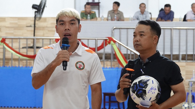 Cao Văn Triền, Hà Đức Chinh giao lưu bóng đá với các cầu thủ nhí  - Ảnh 4.
