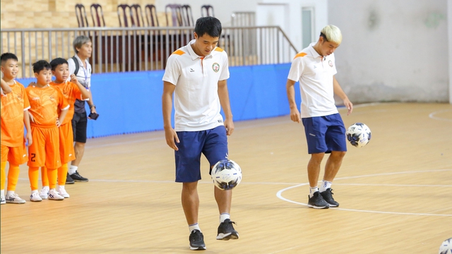 Cao Văn Triền, Hà Đức Chinh giao lưu bóng đá với các cầu thủ nhí  - Ảnh 3.