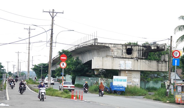 TP.HCM phê bình chủ đầu tư 'ngó lơ' bảng tiến độ dự án