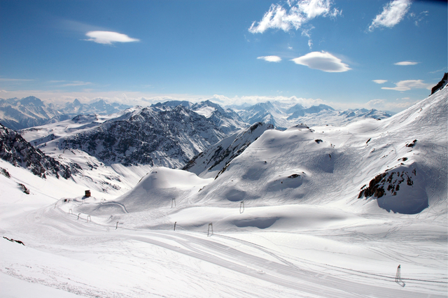 Thử sức với những đường trượt tuyết dài hàng trăm km tại Thụy Sĩ - Ảnh 2.