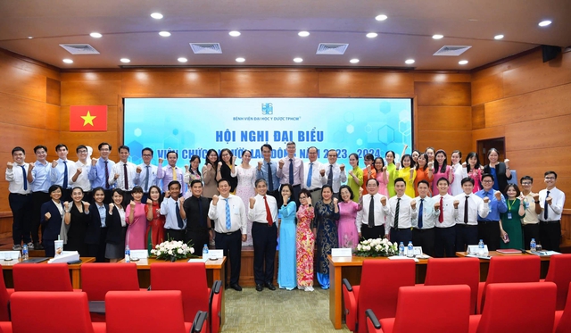 Bệnh viện Đại học Y Dược TP.HCM nhận giải thưởng Top 10 trong ngành Y dược - Chăm sóc sức khỏe - Ảnh 2.