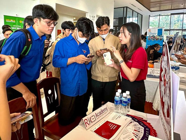 Đà Nẵng: Người trẻ, quân nhân xuất ngũ hào hứng tìm kiếm việc làm - Ảnh 1. Đà Nẵng: Người trẻ, quân nhân xuất ngũ hào hứng tìm kiếm việc làm - Ảnh 1.