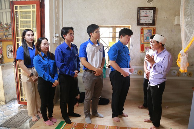 Thầy thuốc trẻ đến với người nghèo sau mưa lũ - Ảnh 1. Thầy thuốc trẻ đến với người nghèo sau mưa lũ - Ảnh 1.