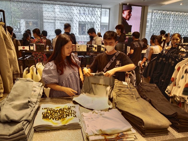 Black Friday 2023: Hàng ngàn người đi mua hàng giảm giá 'khủng' của thương hiệu nổi tiếng - Ảnh 4. Black Friday 2023: Hàng ngàn người đi mua hàng giảm giá 'khủng' của thương hiệu nổi tiếng - Ảnh 4.