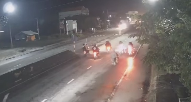 Quảng Ngãi: 35 thanh thiếu niên cầm hung khí đi xe máy náo loạn trên đường - Ảnh 2.