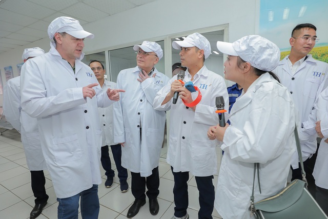 Bộ trưởng Nông nghiệp Kaluga (Nga) ấn tượng với trang trại TH true MILK - Ảnh 3.