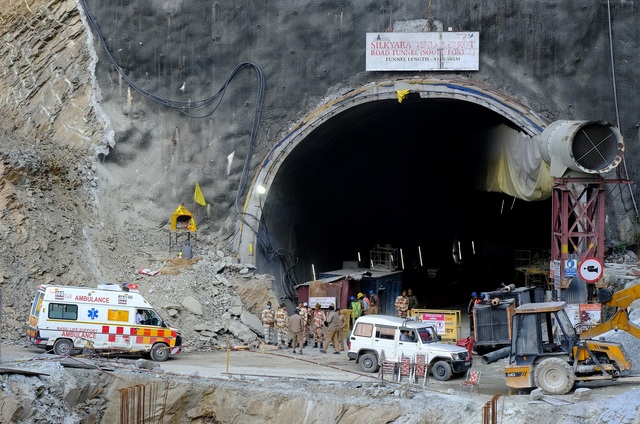 Vụ sập đường hầm ở Ấn Độ: Máy khoan tiếp tục hỏng, phải đào đất bằng tay - Ảnh 1.