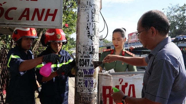 TP.HCM: H.Hóc Môn tiếp tục ra quân bóc xóa quảng cáo tín dụng đen - Ảnh 5.