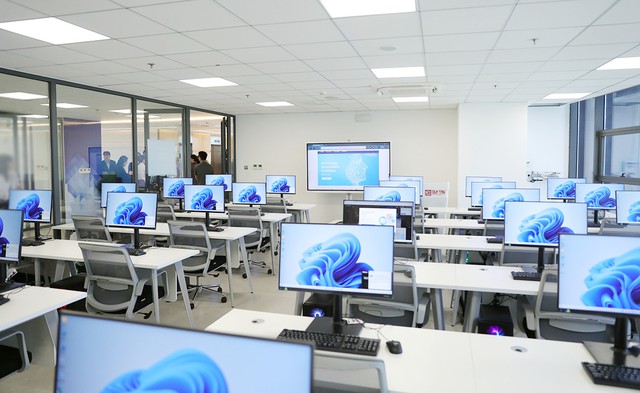 Samsung trao tặng ĐH Duy Tân phòng Lab máy tính cấu hình cao gần 1,3 tỉ  Anh-3-17008829399261692560524