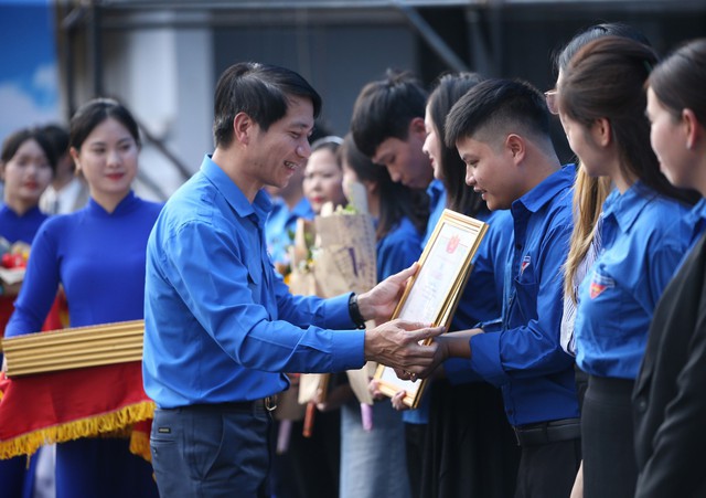 Tuyên dương 50 gương thanh niên công nhân công nhân tiêu biểu - Ảnh 4. Tuyên dương 50 gương thanh niên công nhân công nhân tiêu biểu - Ảnh 4.