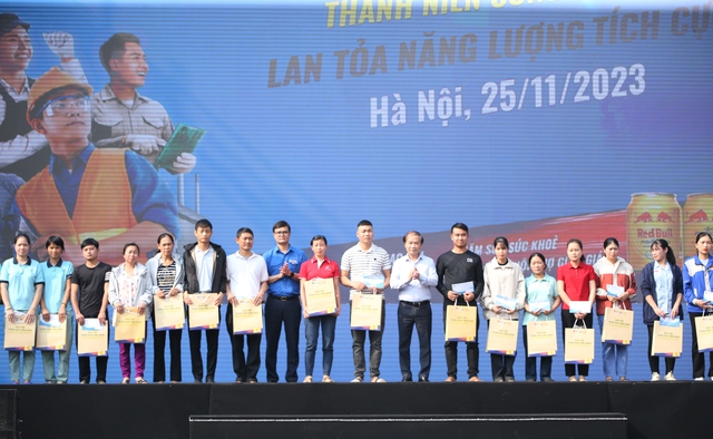 Tuyên dương 50 gương thanh niên công nhân công nhân tiêu biểu - Ảnh 1. Tuyên dương 50 gương thanh niên công nhân công nhân tiêu biểu - Ảnh 1.