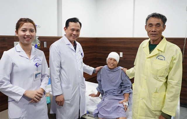Bệnh viện Việt Tiệp Hải Phòng phẫu thuật thành công ca ung thư da dầu thể hiếm - Ảnh 1.