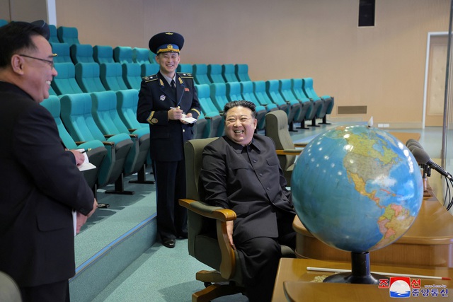 Ông Kim Jong-un kiểm tra ảnh vệ tinh nhắm vào nơi có căn cứ Mỹ? - Ảnh 1.