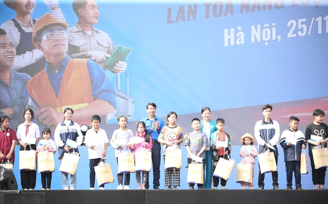 Tuyên dương 50 gương thanh niên công nhân công nhân tiêu biểu - Ảnh 2. Tuyên dương 50 gương thanh niên công nhân công nhân tiêu biểu - Ảnh 2.