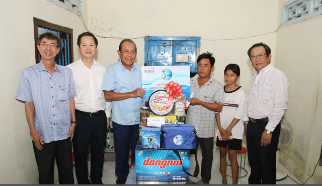 Nguyên Phó thủ tướng Trương Hòa Bình trao quà động viên ngư dân ở Bình Thuận - Ảnh 1. Nguyên Phó thủ tướng Trương Hòa Bình trao quà động viên ngư dân ở Bình Thuận - Ảnh 1.