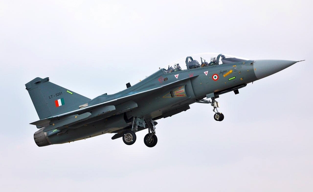 Thủ tướng Ấn Độ bay trên chiến đấu cơ nội địa - Ảnh 2.