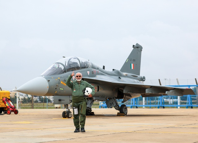 Thủ tướng Ấn Độ bay trên chiến đấu cơ nội địa - Ảnh 1.