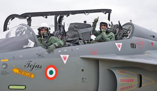 Thủ tướng Ấn Độ bay trên chiến đấu cơ nội địa - Ảnh 4.