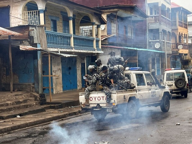 Sierra Leone ban bố giới nghiêm toàn quốc sau khi doanh trại quân đội bị tấn công - Ảnh 1.