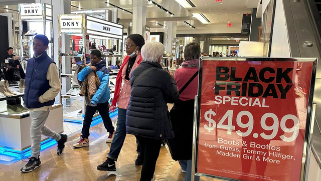 Dân Mỹ phá kỷ lục mua sắm trực tuyến ngày Black Friday 2023 - Ảnh 1. Dân Mỹ phá kỷ lục mua sắm trực tuyến ngày Black Friday 2023 - Ảnh 1.