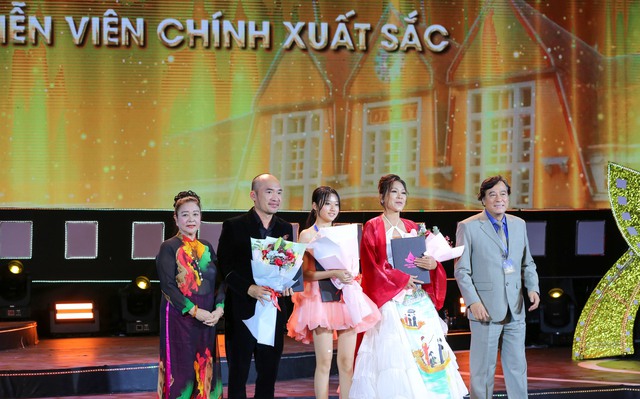 Bộ phim “Tro tàn rực rỡ” đạt Bông Sen Vàng Liên hoan phim VN lần thứ 23 - Ảnh 3. Bộ phim “Tro tàn rực rỡ” đạt Bông Sen Vàng Liên hoan phim VN lần thứ 23 - Ảnh 3.