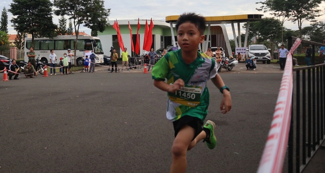 Hoàng Nguyên Thanh giành chiến thắng ở giải marathon Bình Phước - Trường Tươi Group - Ảnh 2.