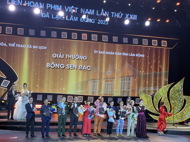 Bộ phim “Tro tàn rực rỡ” đạt Bông Sen Vàng Liên hoan phim VN lần thứ 23 - Ảnh 2. Bộ phim “Tro tàn rực rỡ” đạt Bông Sen Vàng Liên hoan phim VN lần thứ 23 - Ảnh 2.