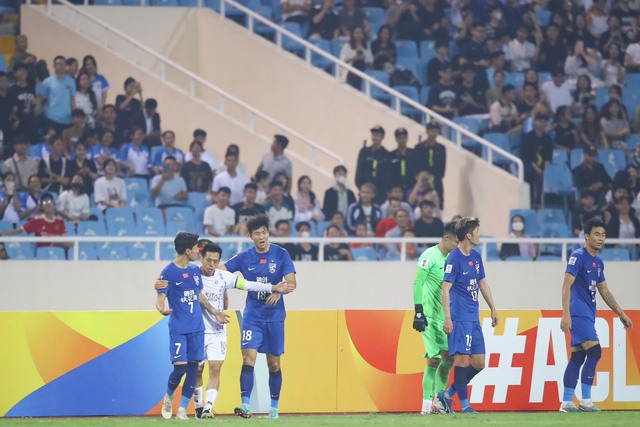 Đá thô bạo với Xuân Mạnh, hậu vệ Trung Quốc bị AFC phạt rất nặng - Ảnh 2.